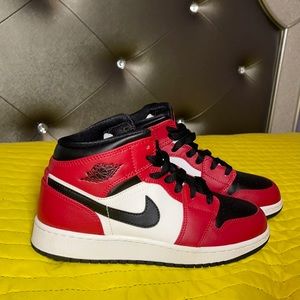Used Jordan 1 Mids ‘Chicago Black Toe’🌟
